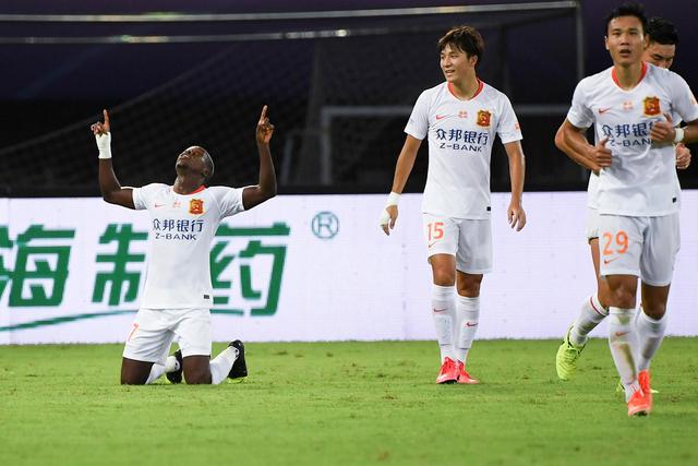 冲锋陷阵！保罗·乔治半场9中5贡献13分3助 开场4中4